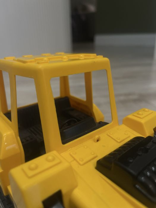 Игрушечный бульдозер