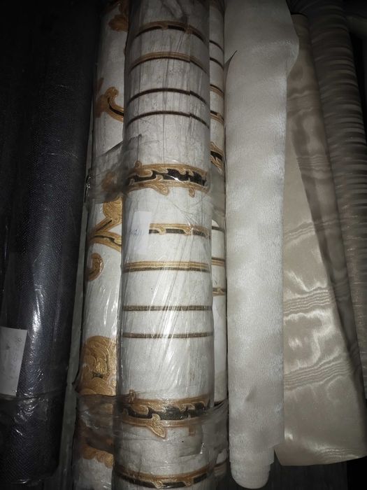 Разного цвета и размера обои, остаток после ремонта