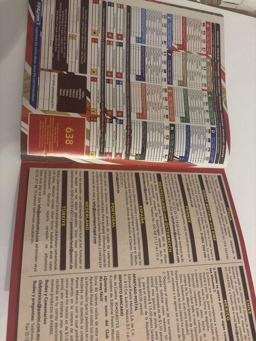 Частично попълнен албум Панини Световно 2010