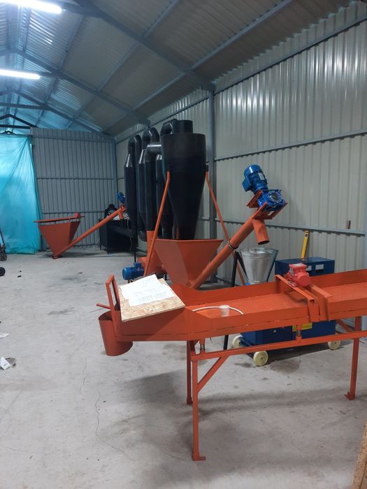 Uscător aerodinamic cu snek de alimentare și sită vibranta 300/350 kg/