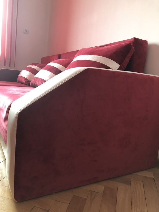 Диван с възглавници