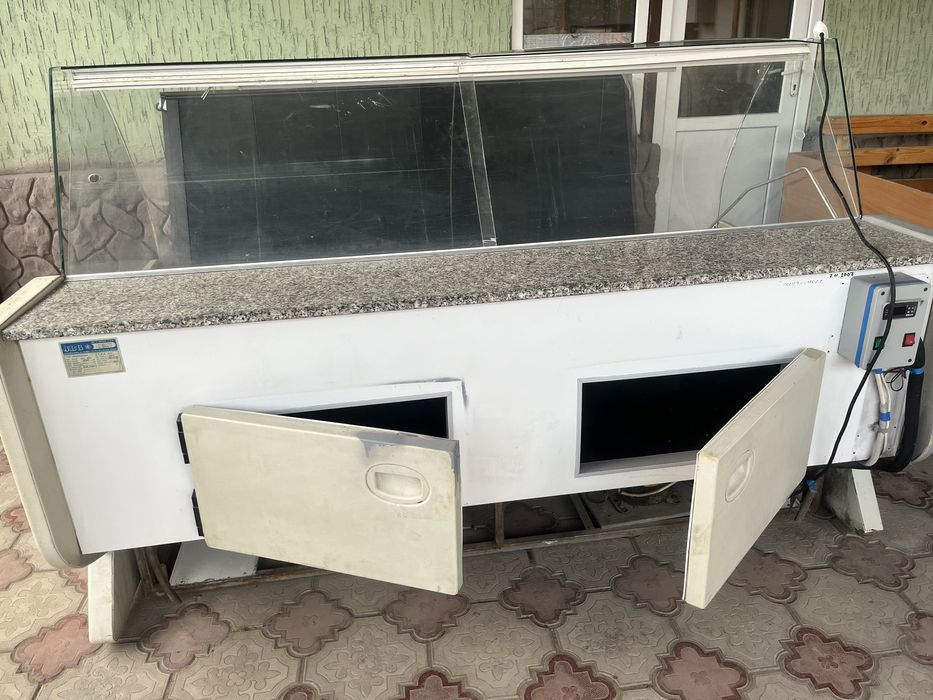 Продам витринный холодильник