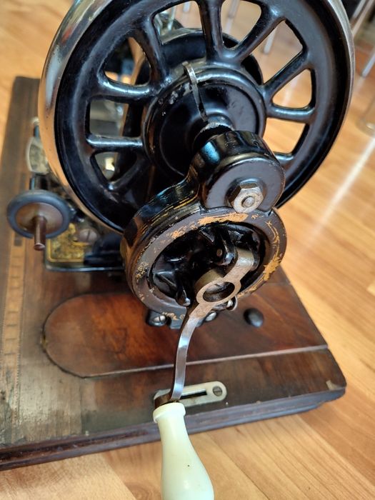 Vând mașina de cusut de colecție !!