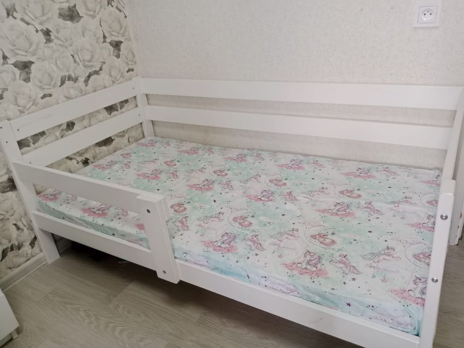 Кроватка детская, размер 160 на 80