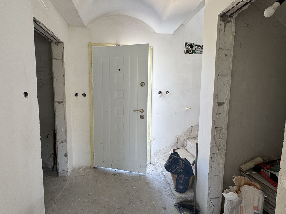 Нова Двуетажна Къща в Затворен комплекс с 300кв. двор в Гр. Търговище