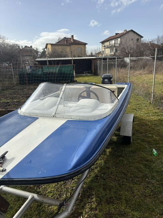 Лодка тримаран с двигател Евинруд и к