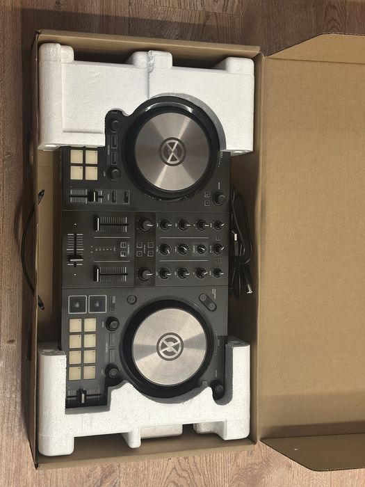 DJ контролер Traktor Kontrol S2 ( Конзола , Пулт )