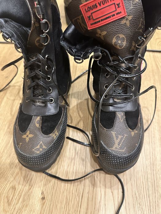 Боти с връзки и дебела подметка