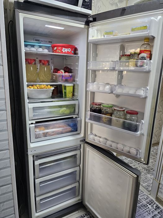 Срочно продам свой двухкамерный Холодильник  полный рабочем состоянии