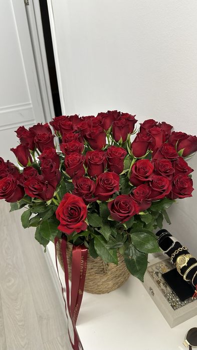Красные Розы в корзине