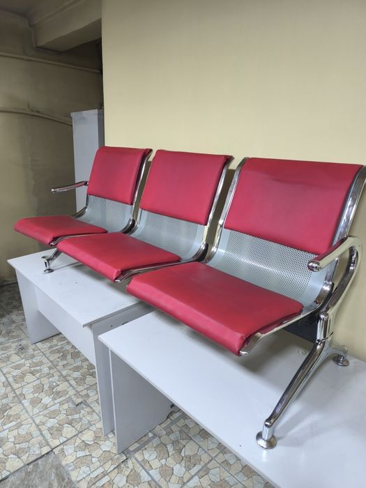 Офисные скамьи красного цвета