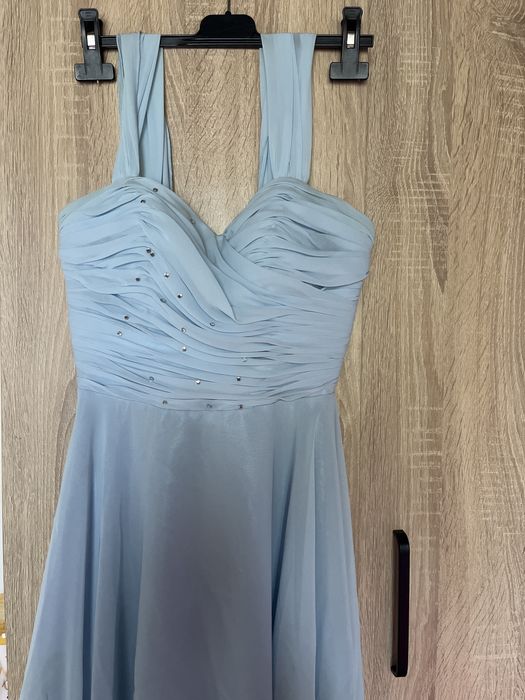 Роклята е използвана за бал.