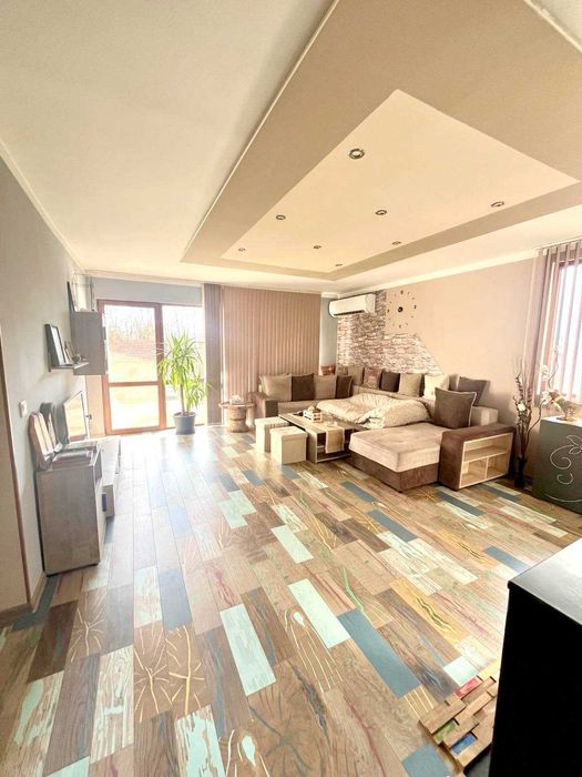 Продава къща в с. Лесново