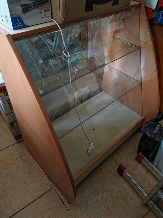 Продам витрины  срочно