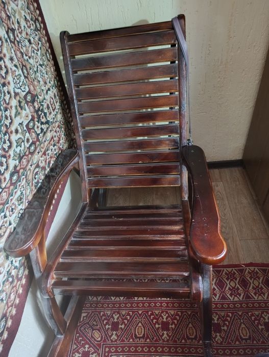 Кресло деревянное -качалка.