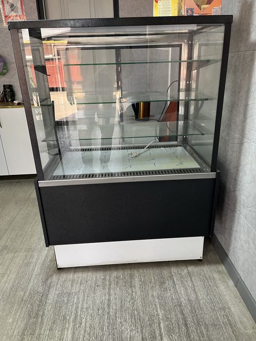 Продам витринный холодильник