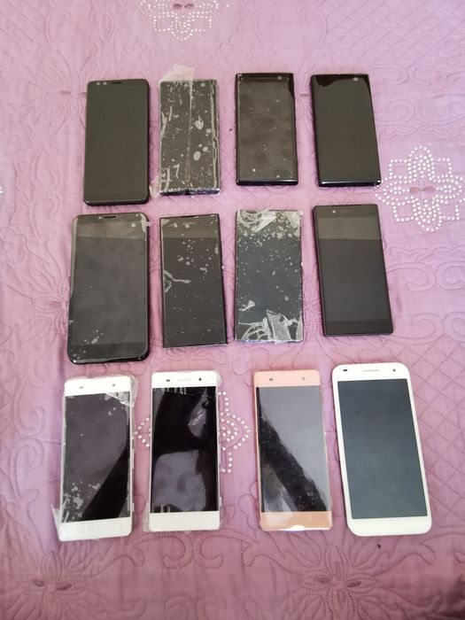 Vând telefoane noi