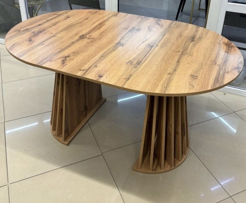 Стол обеденный современного стиля