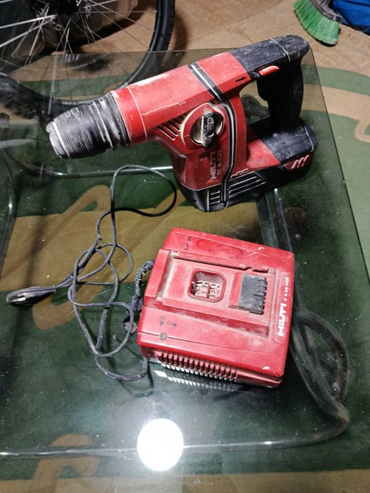 Bormașină Hilti , cu încărcător și 1 baterie