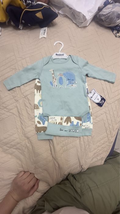 Продам новые детские костюмчики на возраст 3-6 месяцев