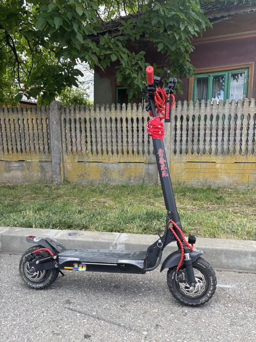 Trotineta Ruptor r1,motor de 500w, autonomie 80km,suspensii foarte bune si o fau cu tot cu accesorii