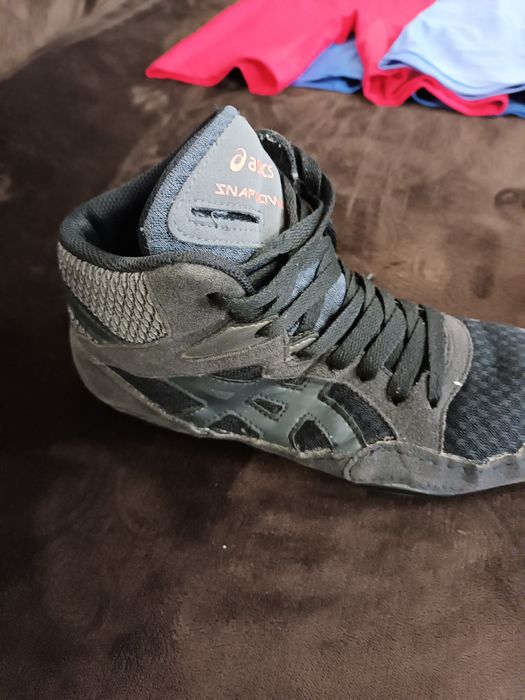 Ghete de lupte asics snapdown