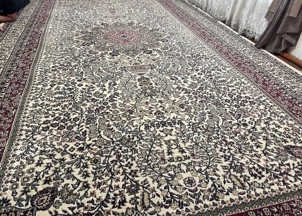 Продаются ковры. Гиламлар сотилади.