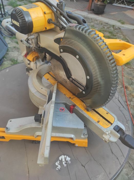 Dewalt  circular de unghi lemn