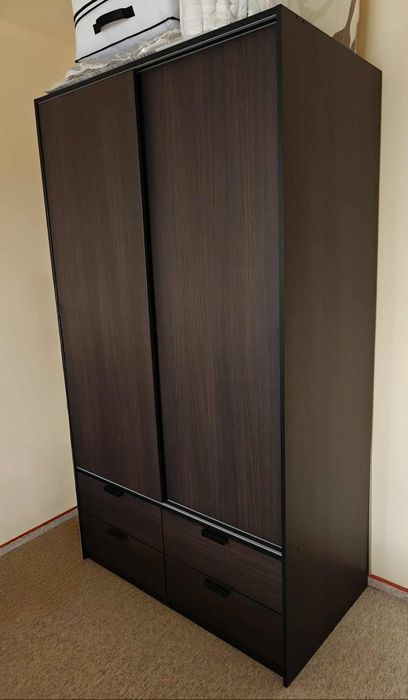 Dulap cu 2 uși glisante și 4 sertare + Comodă cu 3 sertare