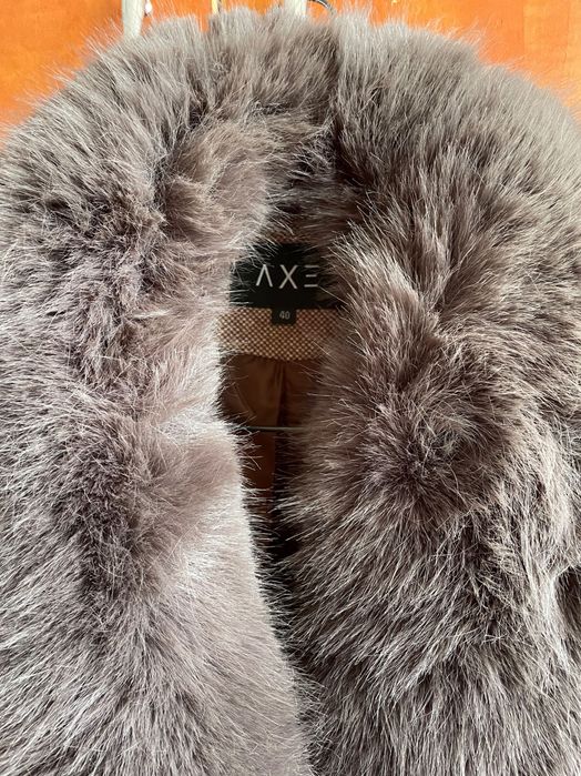 Haină groasă de iarnă, maro cu blană. Mărimea 40