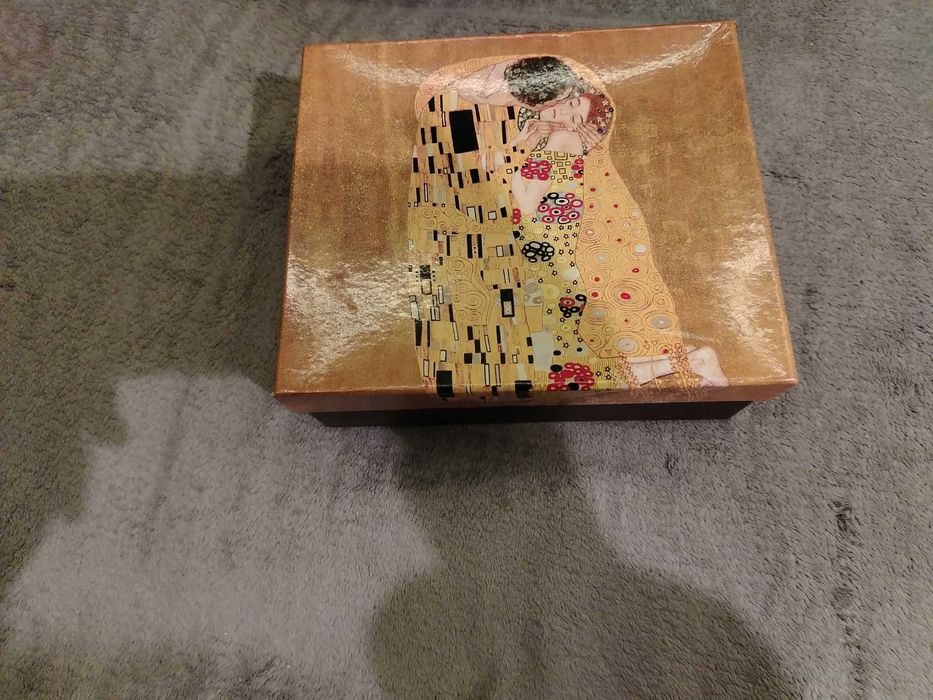 Комплект чаши за кафе ЦЕЛУВКАТА с чинийки и лъжички