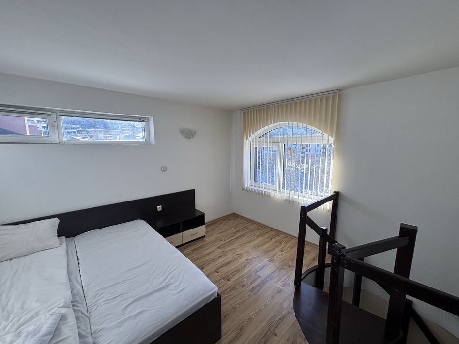 Просторен тристаен на метри от лифта