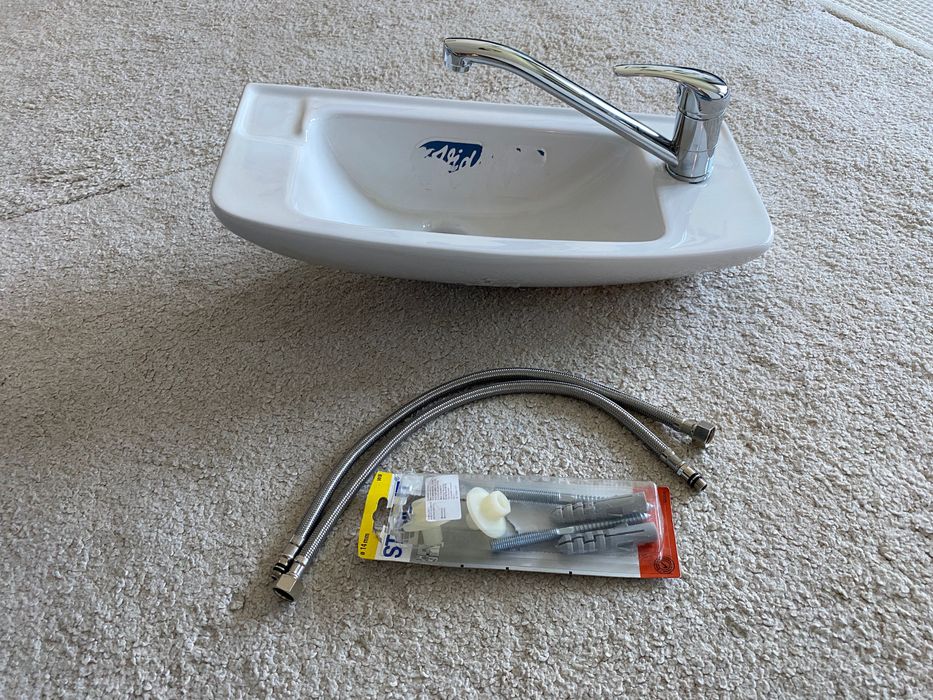 Нови малка мивка за тоалетна vidima и смесител