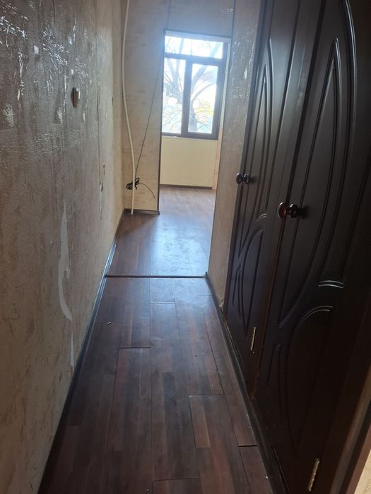 Chorsu atrofida 2 xona 2 etaj.