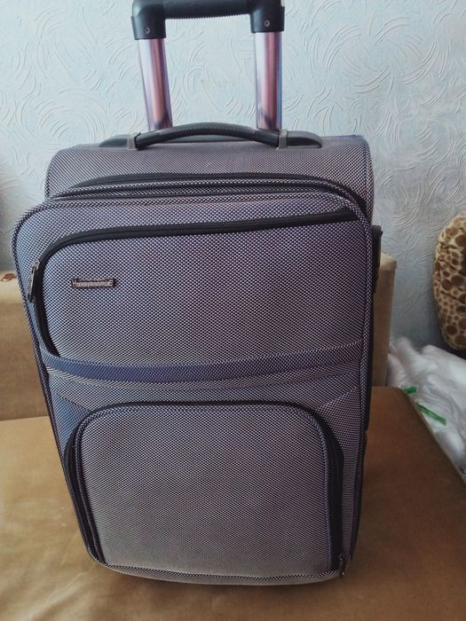 Продам чемодан средних размеров