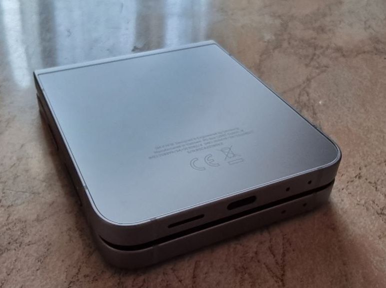 Samsung Flip Z6.