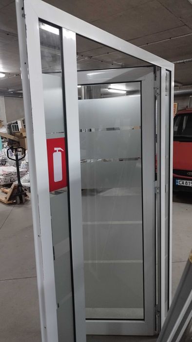 Алуминиевa вратa с касa, бяла със стъкла - лява 132/210см