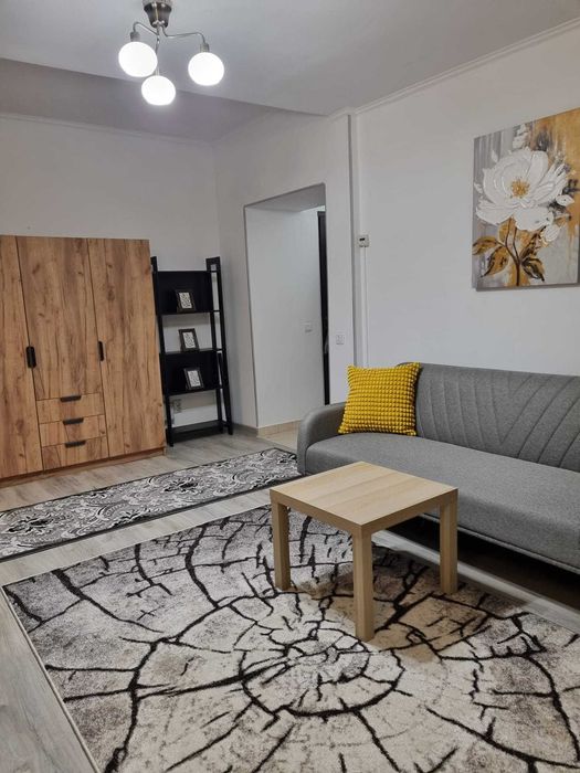 Proprietar  inchiriez  apartament renovat cu 2 camere Piata Romana