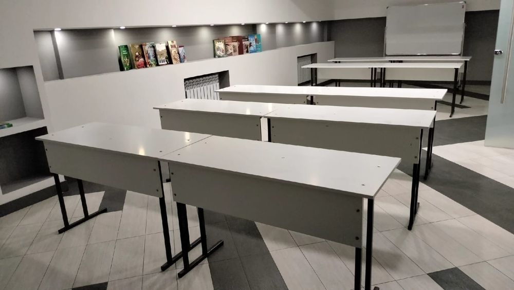 Парта и стол для школьников или др