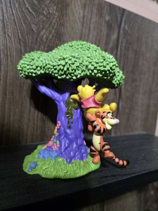 Winnie the Pooh & Tigger in the honey tree