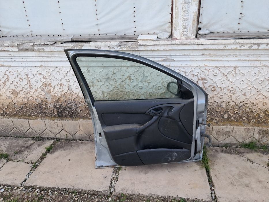 Vând usa stanga fata ford focus mk1 din 2003