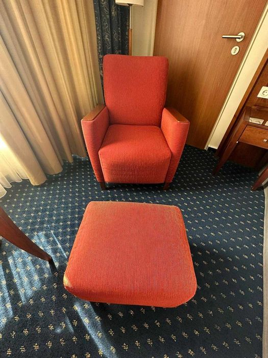 Fotoliu cu taburet tapițat