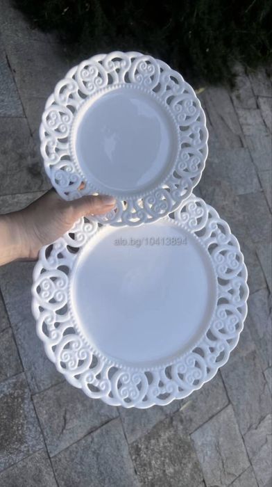 Големи чинии цветя