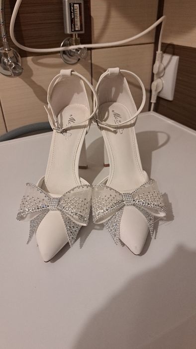 Pantofi mireasă cu fundițe și pietricele