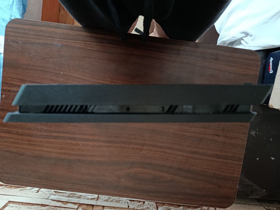 Ps4 slim 1tb + оригиналния джойстик и необходимите кабели