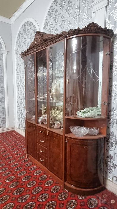 Mebel yangidek turipti faqat bitta yon oynasi yuk hamma joyi yangidek