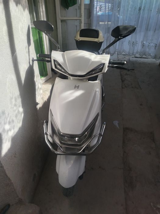 Skuter sotiladi yangidek