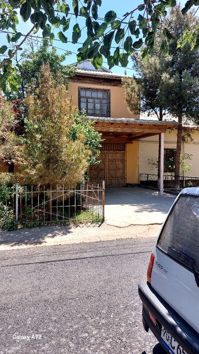 Карши шахри Беклар мфй Тумарис кучаси турар-жой биноси бог билан