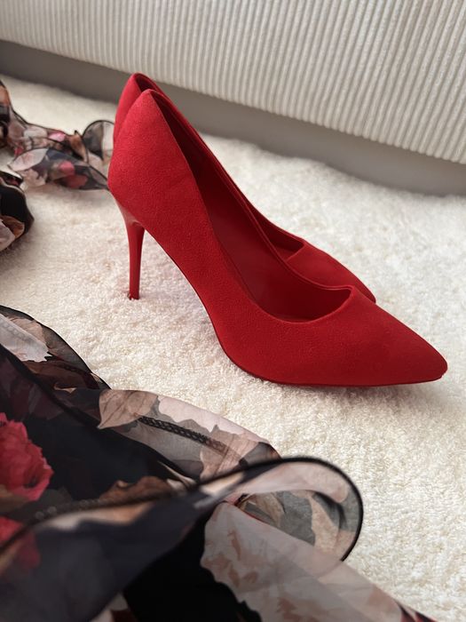 Стилетто в червено