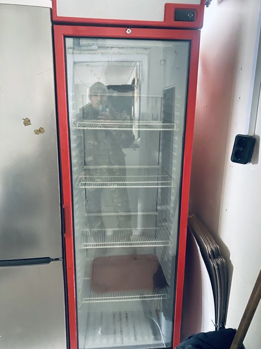 Продам холодильник витриный